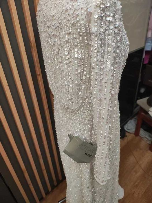 Błyszcząca suknia ślubna