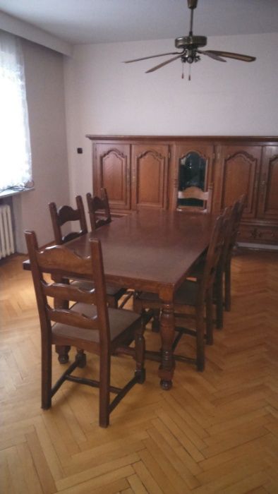 klasyczny dębowy stół z krzesłami