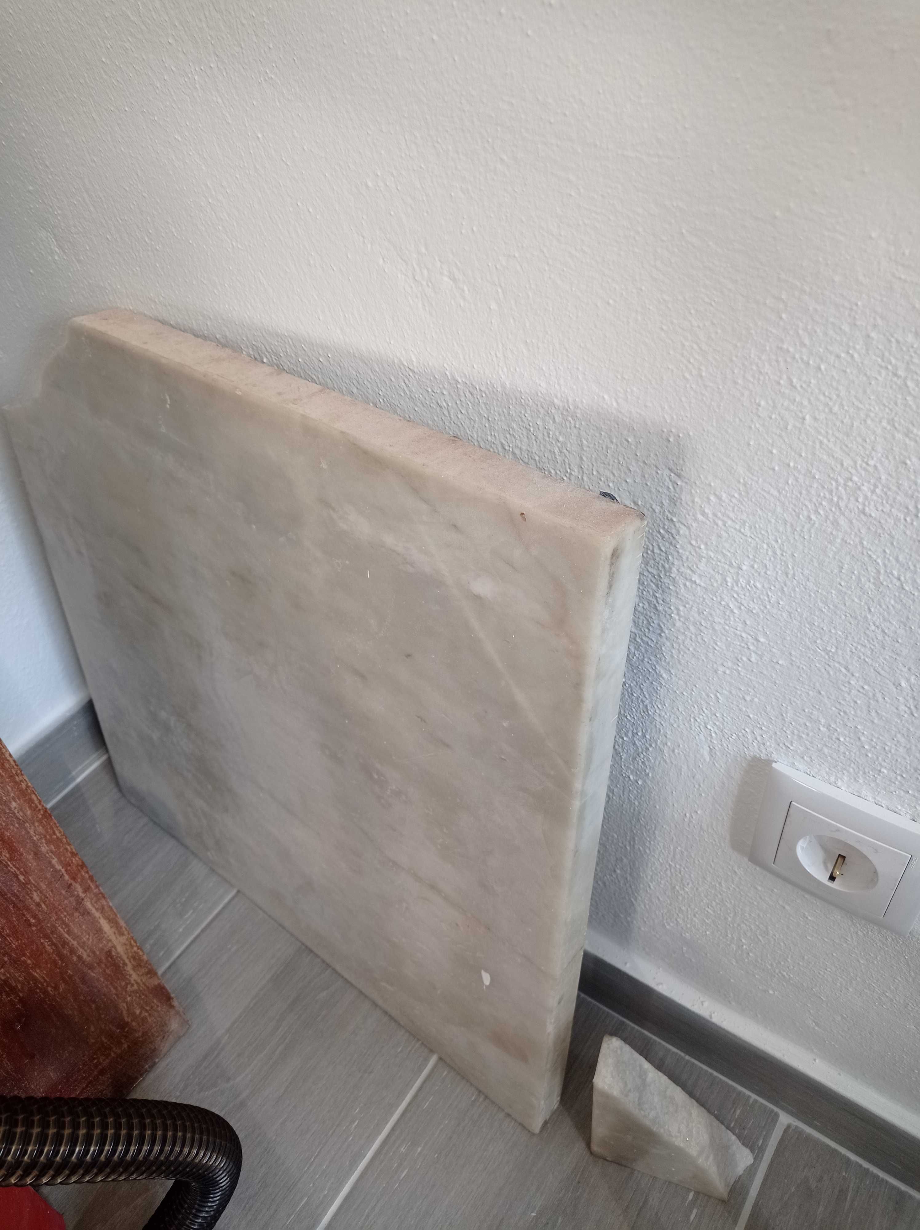Pedra mármore em segunda mão com uma pequena lasca