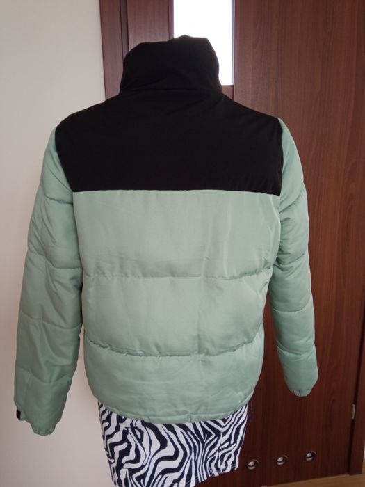Ciepła kurtka zimowa puffer z łączonych materiałów 
Kolor miętowy 
Roz