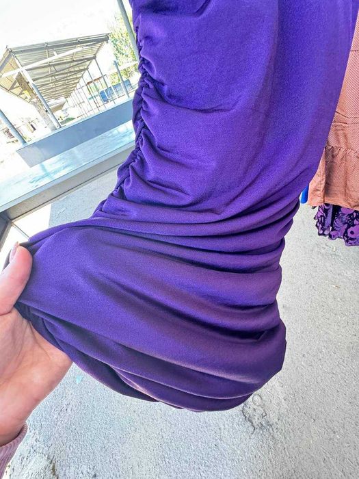 Сукня яка шикарно підкреслює фігуру. З відкритим декольте.