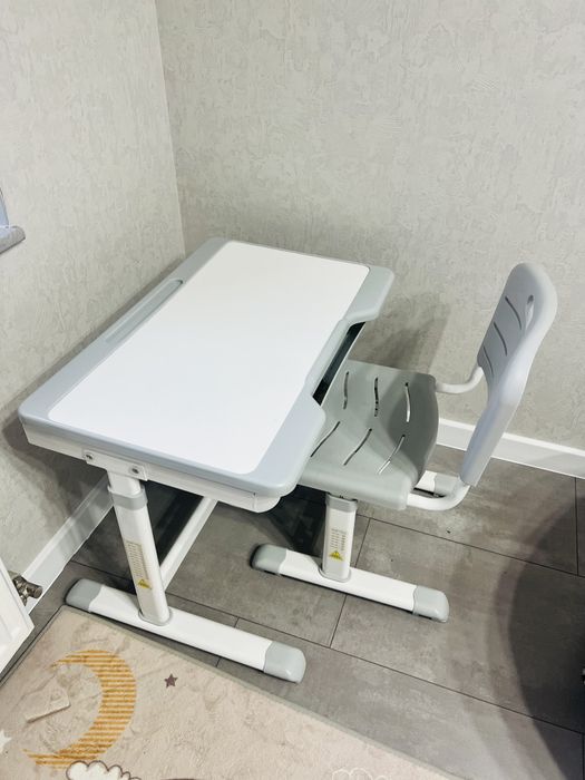 Дитячий стіл зі стільцем