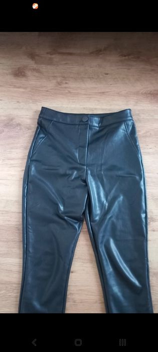 Czarne spodnie damskie woskowane rozmiar M 38 imitacja skórzane