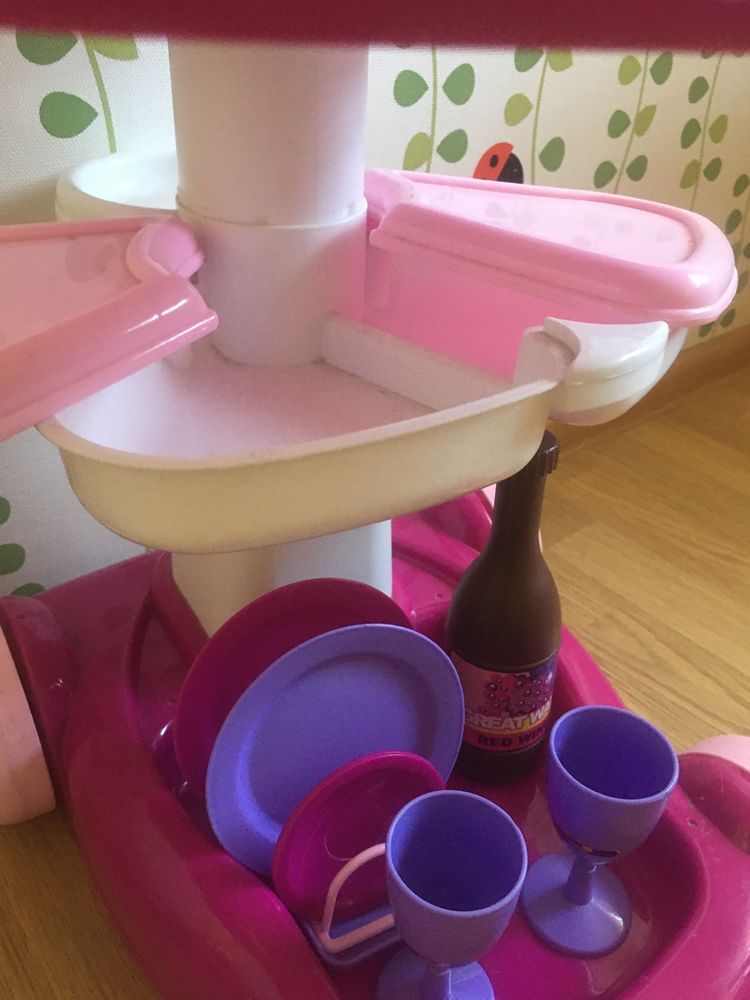 Продам детский столик на колесиках с посудой
