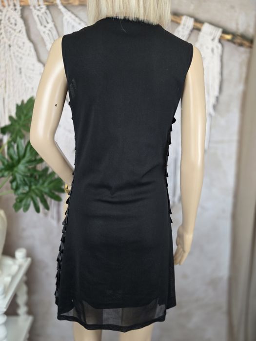 Mała czarna sukienka krotka bez rękawów ze zdobiony przód Beauty