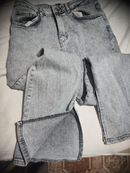 Кльош джинси,розміру М з розрізами ,нові