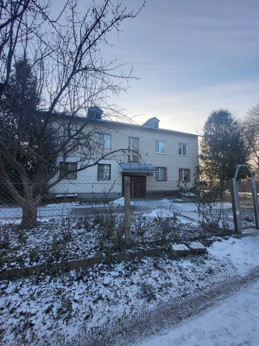 Продам 3-кімнатну квартиру (є підвал, огороджена територія, сад)