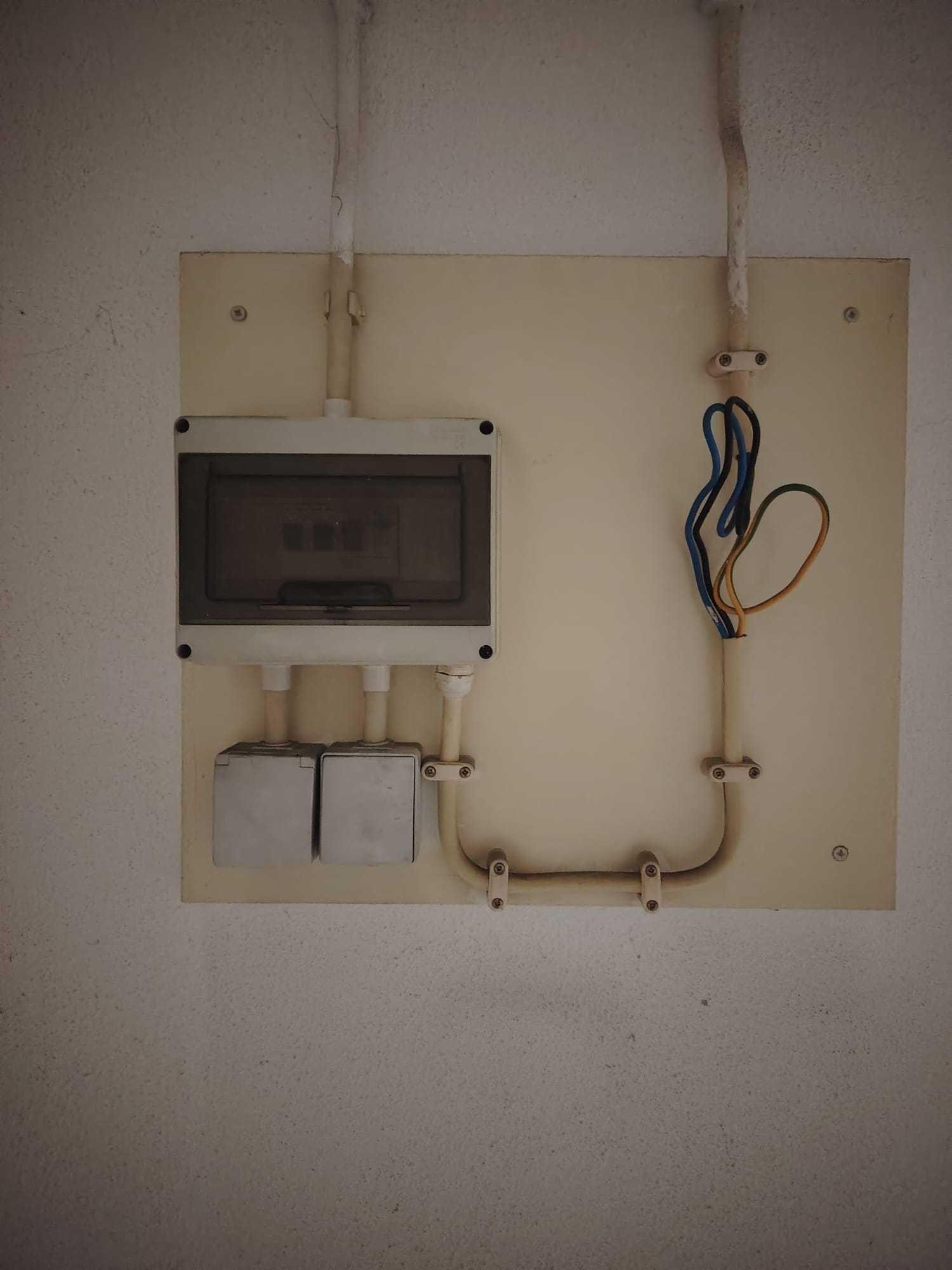 Garagem para 2 carros com luz e água interiores + Wc