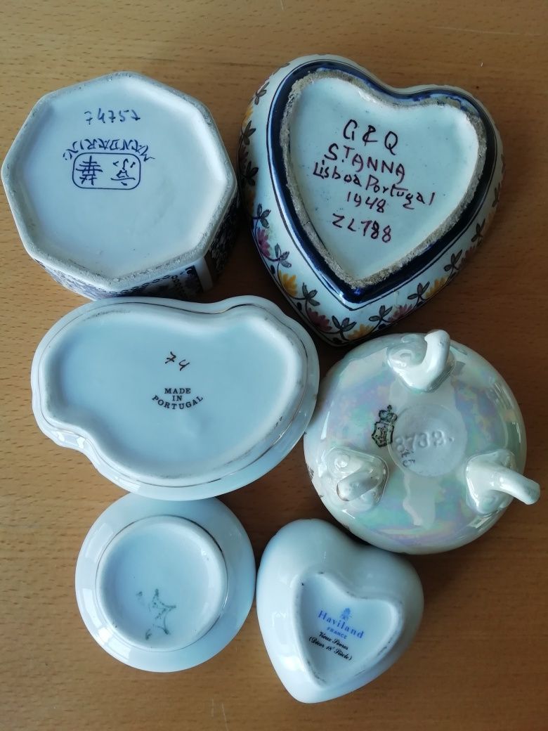 Conjunto de guarda jóias em porcelana.