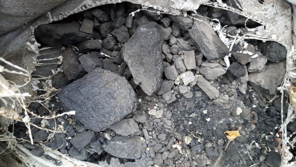 Уголь в мешках где-то 3 тоны.