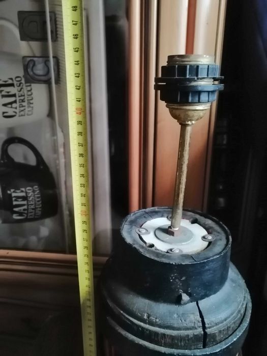 lampa na starej piascie od drewnianego kola w stylu rustykalnym