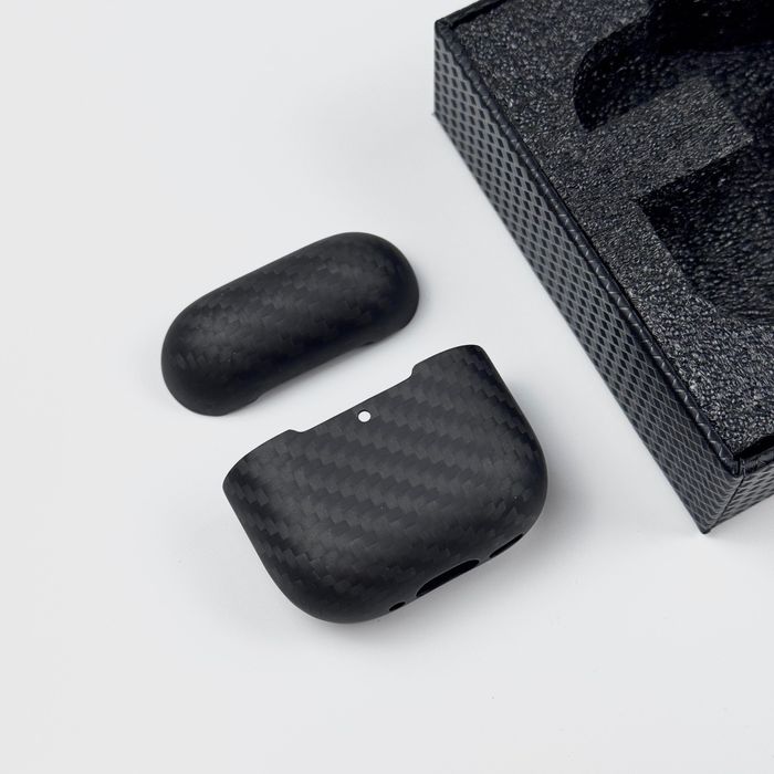 Чехол из настоящего карбона для наушников Apple AirPods 4