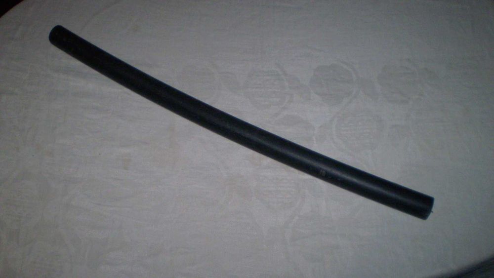 Пластиковый уголок,шланги и лейки для смесителя под шланг разные.