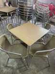 Conjunto de mesa com cadeiras