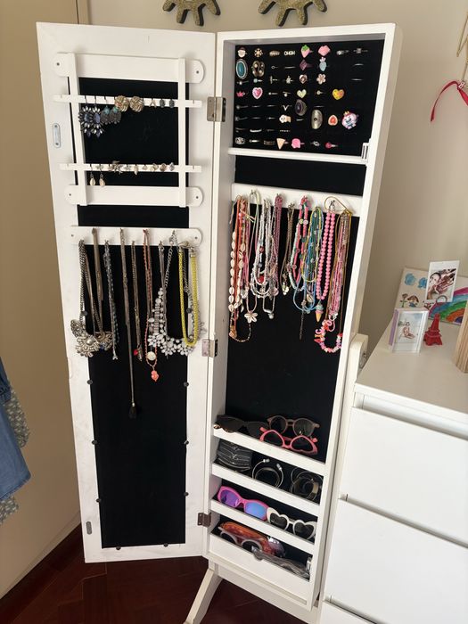 Movel de arrumacao com espelho da AREA