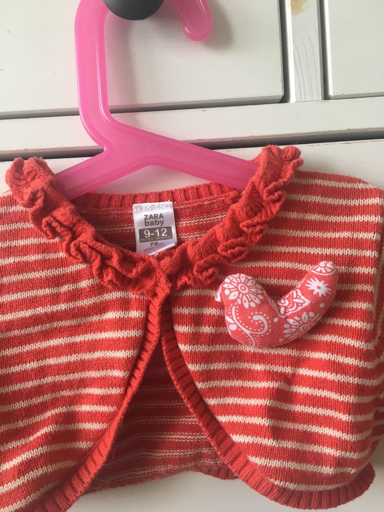 Zara Sweterek bolerko koralowo-kremowe z kurką 78 cm 9-12 M-cy