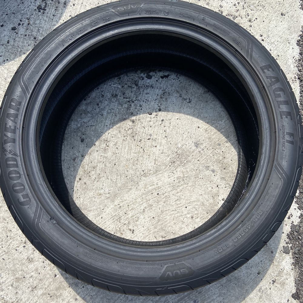 Шини літо 235/45 r20 Goodyear.