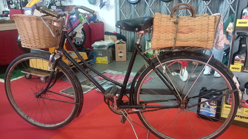 Bicicleta pasteleira de mulher antiga vintage clássica