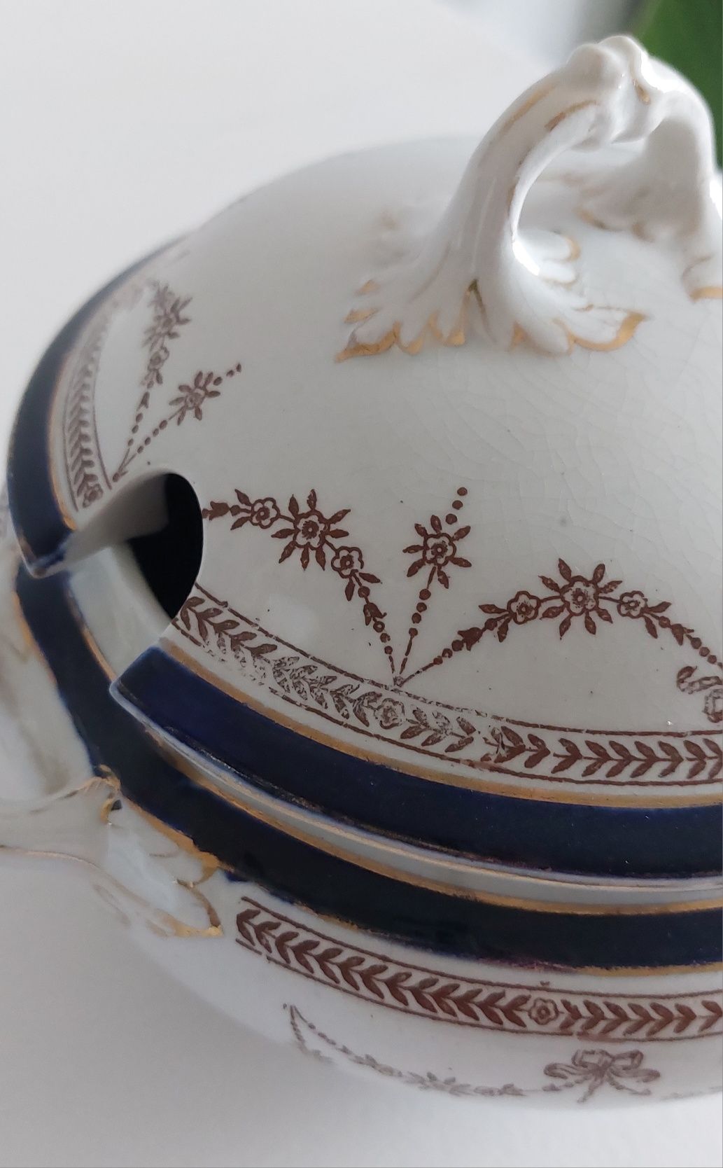 Mała angielska waza porcelanowa