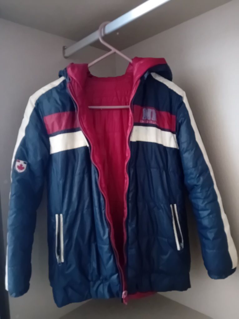 Casaco NKTVK Limted Edition com capus azul e vermelho