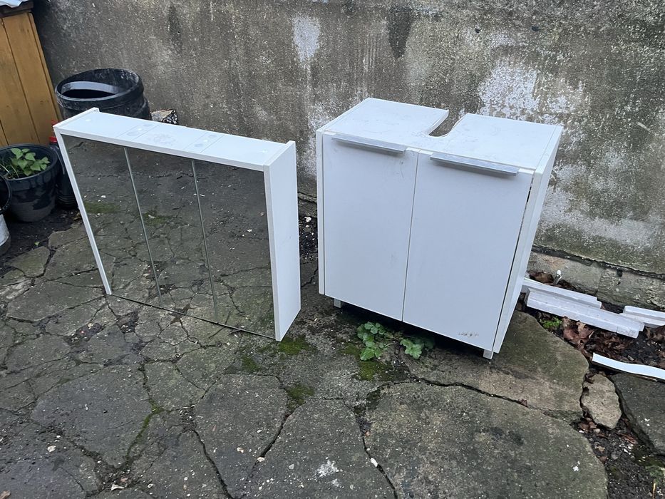 Meble do łazienki lustro z szafką i szafka pod umywalkę.