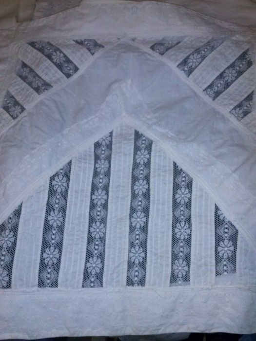 Almofada antiga de tecido e renda