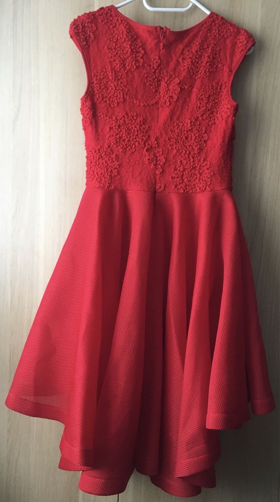 Czerwona sukienka z przedłużanym tyłem