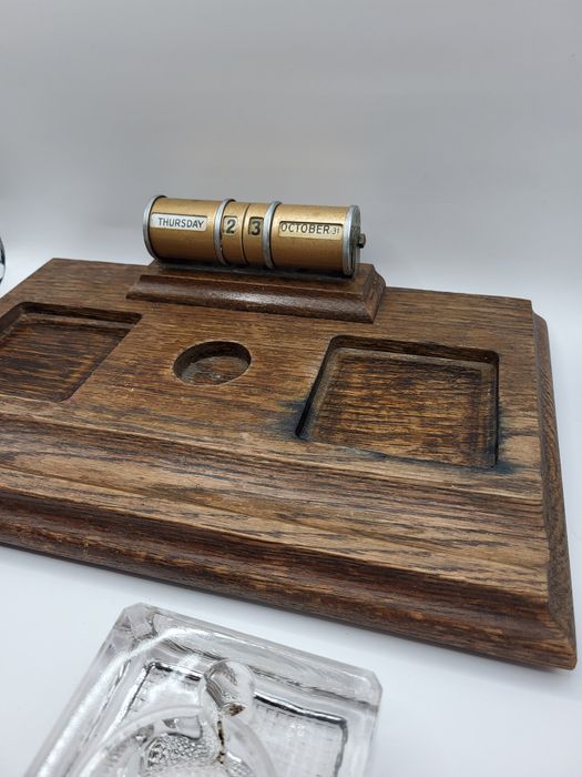 Stary, wieczny kalendarz z kałamarzami