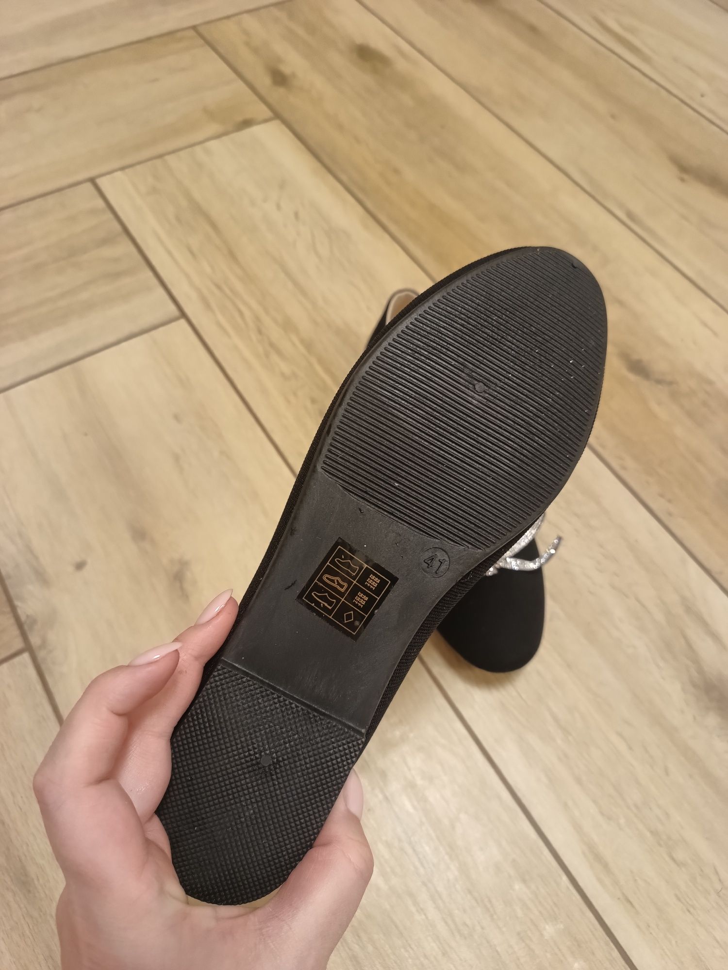 Nowe damskie czarne buty balerinki z ozdobnymi srebrnymi kokardkami 41