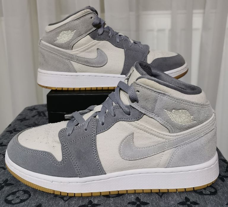 Женские кроссовки Air Jordan 1 Mid GS. Оригинал