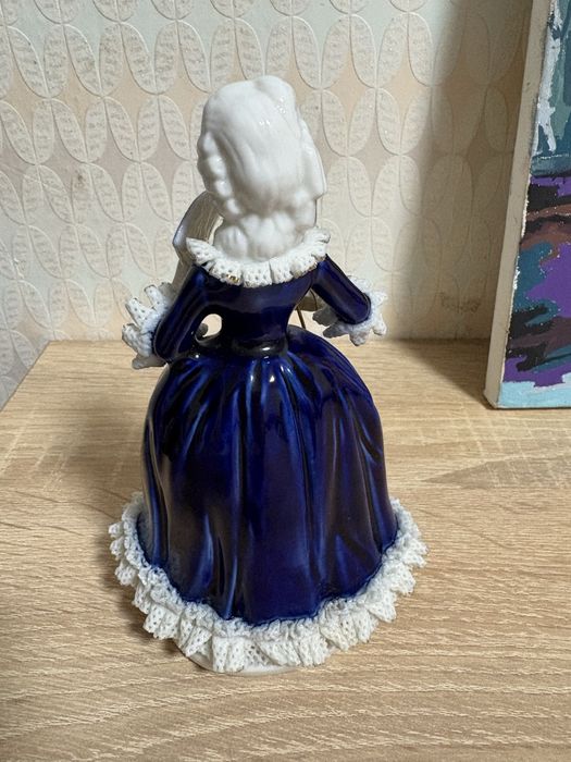 Фарфорова статуетка жінки