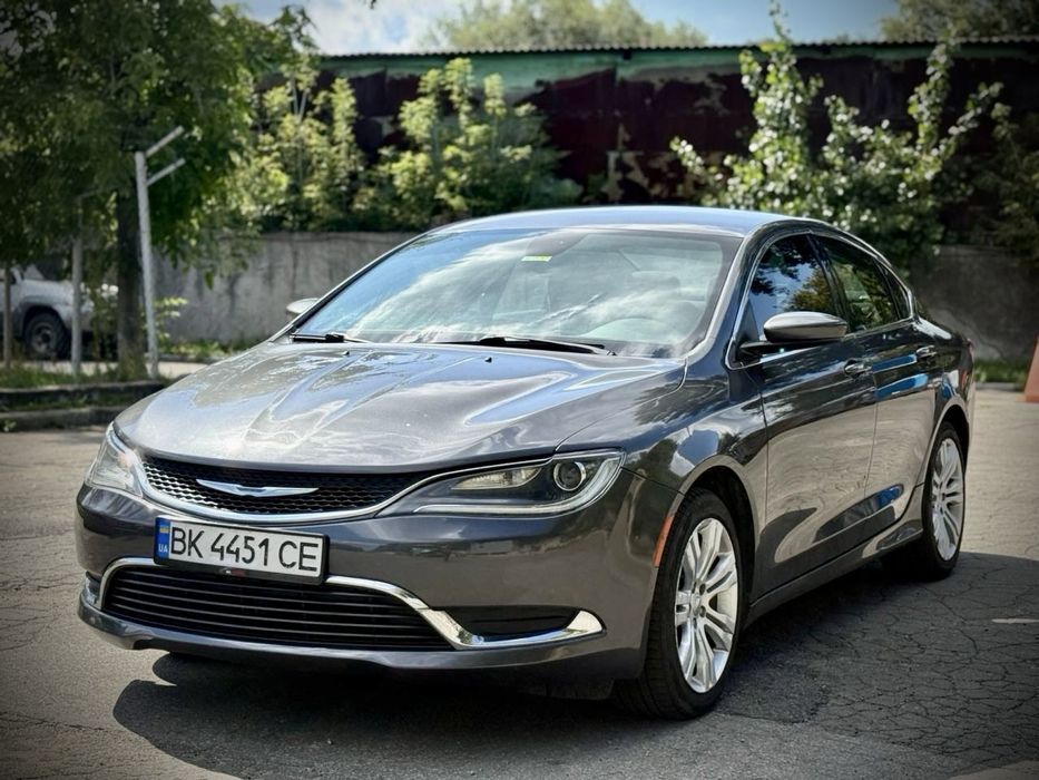 Автомобіль Chrysler 200