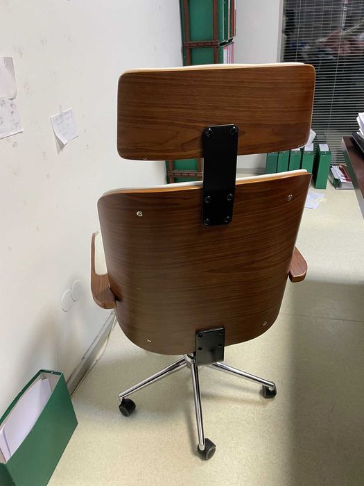 cadeira de escritorio branca e castanha