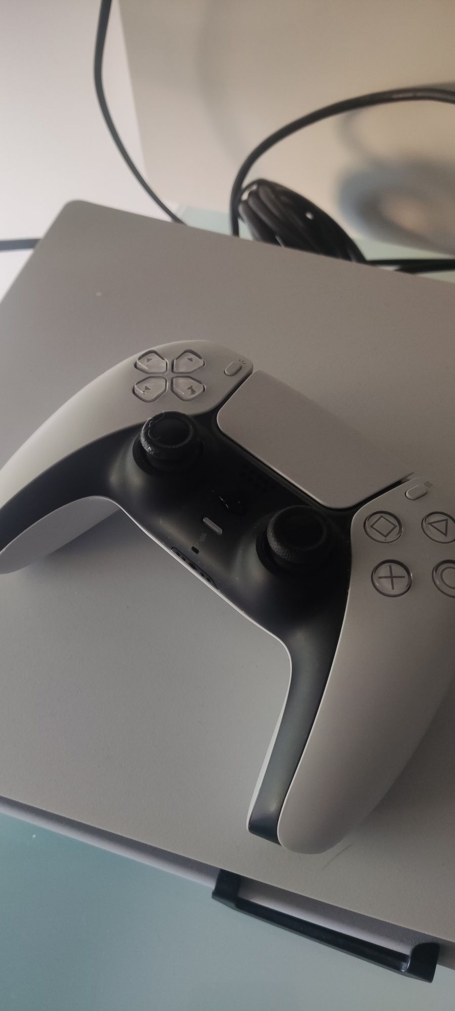 PlayStation 5 Digital com 2 comandos + suporte