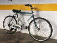 Bicicleta antiga reparada em excelente estado