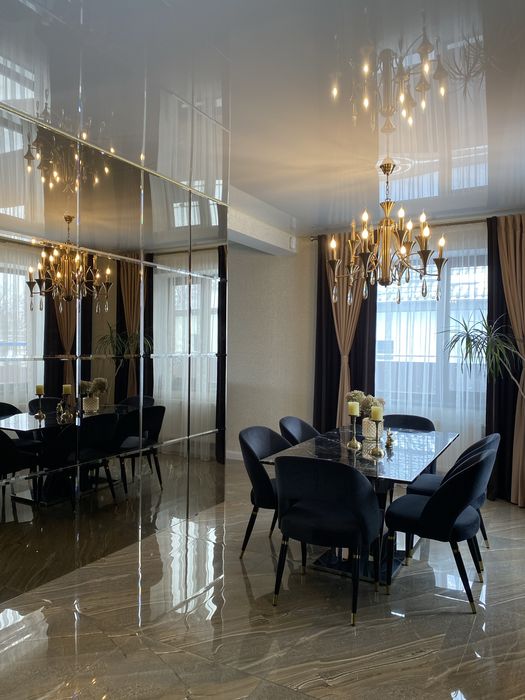 Будинок з басейном