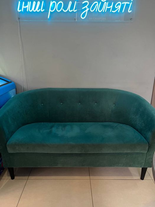 Диван, столи, принтер чеків, картини, холодильник в кафе, кавʼярню