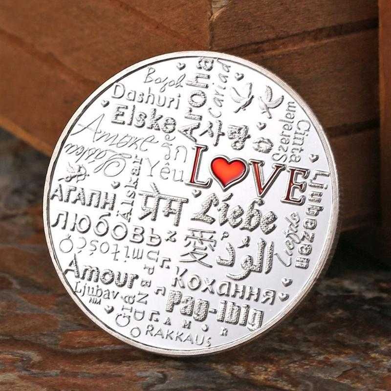 Позолочена сувенірна монета LOVE (2 види)