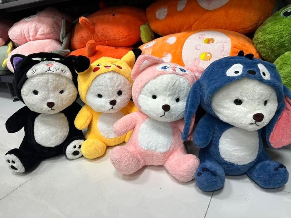 Maskotka miś w ubranku dla dzieci