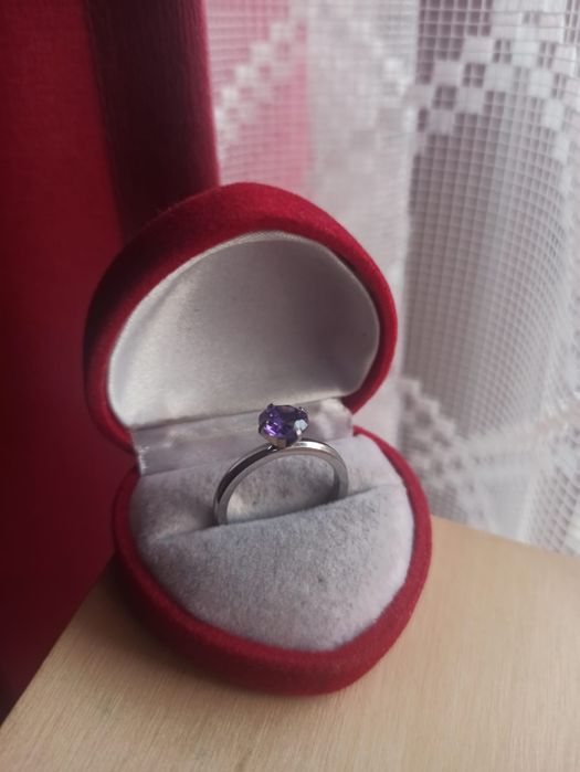 Piękny fioletowy pierścionek cyrkonia oczko pierścionek stal okazja