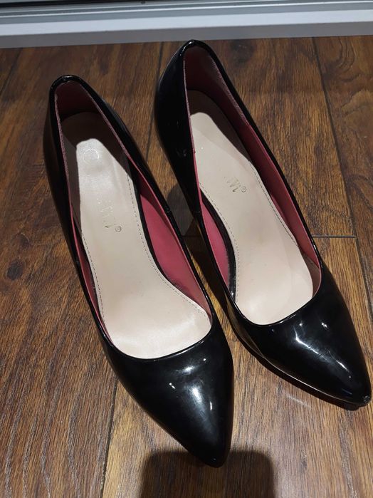 Czarne pantofle/ buty na obcasie r. 38