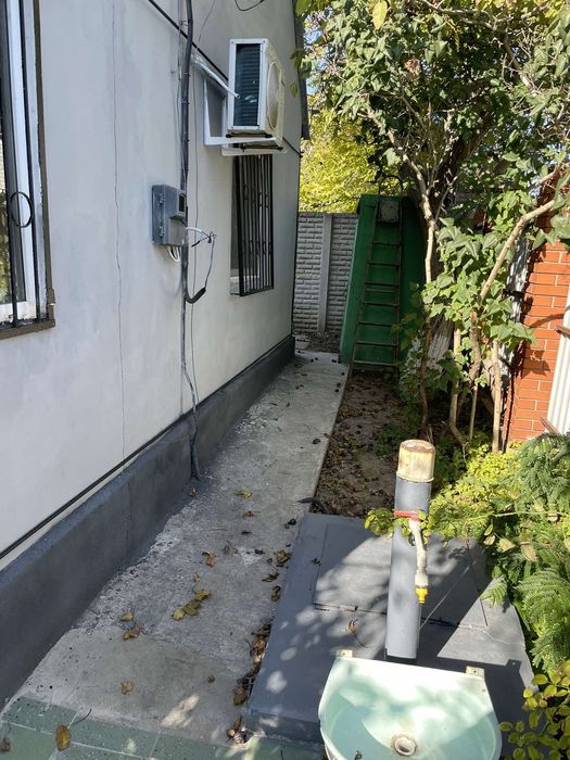 Здається невеликий будинок  на Космосі біля Обласної лікарні