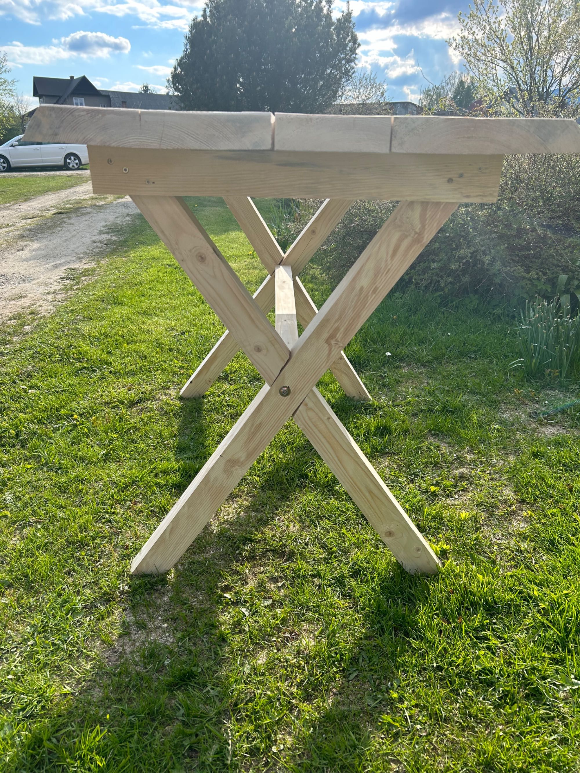 Stół z drewna do ogrodu