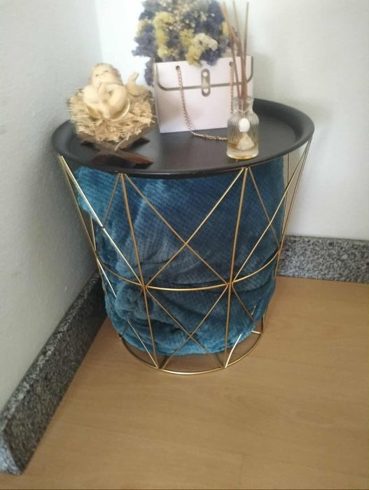 Mesa de apoio em dourado com tampo preto