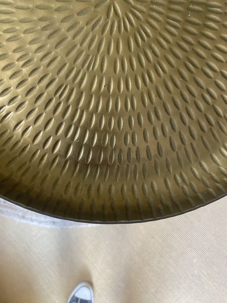 Tabuleiro/Bandeja em metal dourado, 32cm de diâmetro, não oxida.