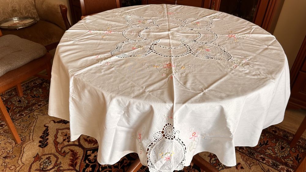 Obrus haftowany bawełna na okrąły stół - średnica 160 cm