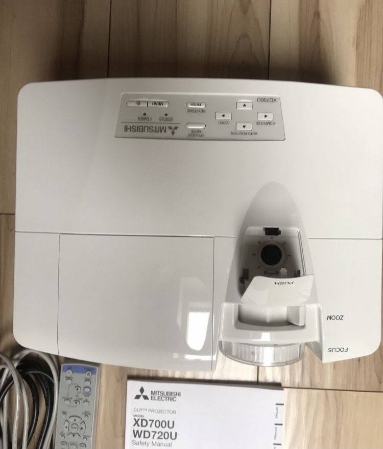 Projektor Mitsubishi model XD700U 5000 Ansi