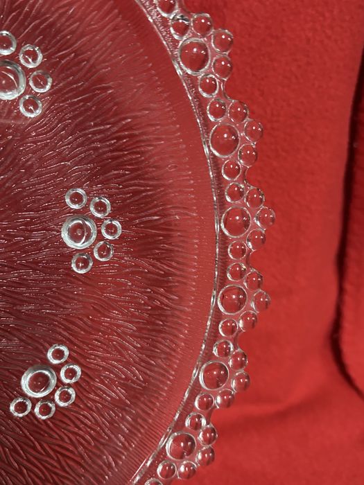 Prato de bolos com relevo