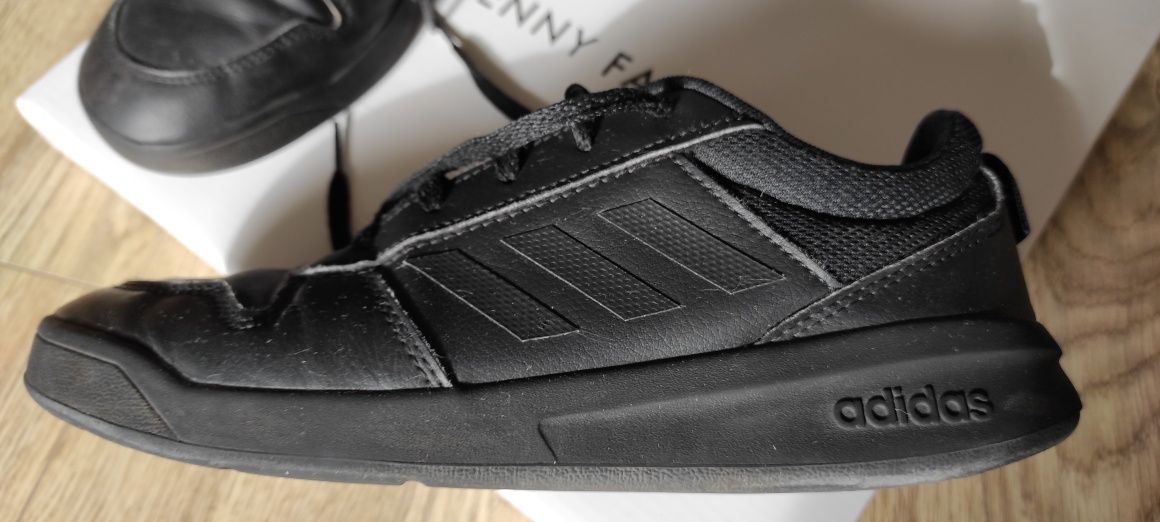 Czarne buty sportowe dla chłopca marki Adidas - rozm. 6 US (38 2/3)