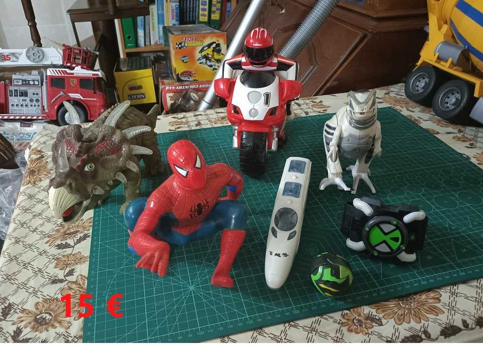 Carro Telecomandado + Robôs + camiões etc.